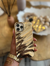 Load image into Gallery viewer, Gorgeous Gold wavy case
