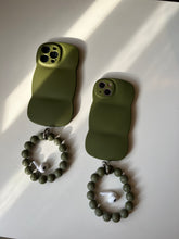 Load image into Gallery viewer, Luxury wave case with Bead bracelet grip