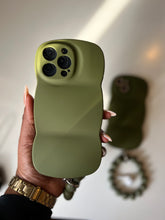 Load image into Gallery viewer, Luxury wave case with Bead bracelet grip