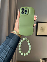 Load image into Gallery viewer, Luxury wave case with Bead bracelet grip
