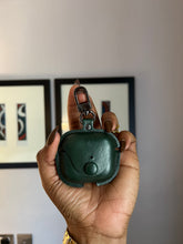 Load image into Gallery viewer, Leather airpod case (Green)
