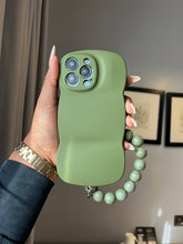 Load image into Gallery viewer, Luxury wave case with Bead bracelet grip
