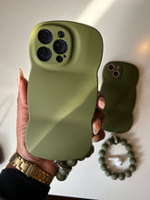 Load image into Gallery viewer, Luxury wave case with Bead bracelet grip
